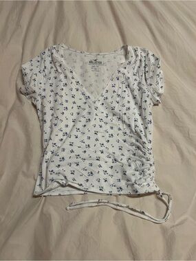 Hollister White Short-Sleeve V-Neck Top with Blue Floral Print
